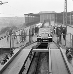 159455 Afbeelding van het parkeren van een auto op een dubbeldekwagen van de autoslaaptrein op het N.S.-station ...